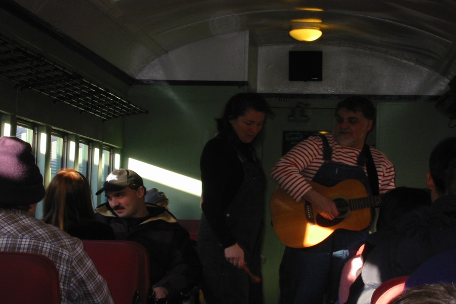 ../image/singers on the train.jpg